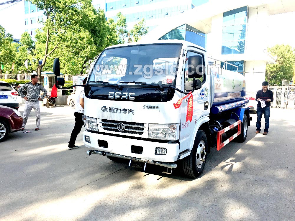 到湖北程力集團訂購灑水車，現(xiàn)貨供應(yīng)隨時出發(fā)