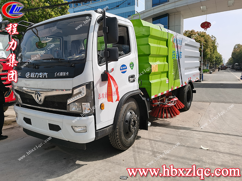 程力集團(tuán)東風(fēng)福瑞卡掃路車(chē)，北京客戶(hù)到廠自提車(chē)并學(xué)習(xí)操作方法